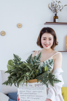 我坐在有木棒的椅子上写作业视频